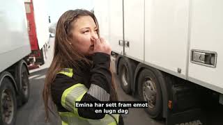 Klipp från Svenska Truckers  Emina backar på ett fönster [upl. by Windy825]