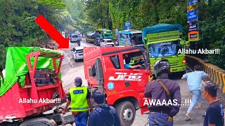 PEMOTOR TERJATUH DI SISI TRAILER  MACET AKIBAT TUMPAHAN SOLAR DI TANJAKAN SUPIR PANIK [upl. by Ruffo]