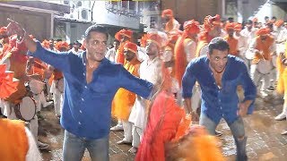 Salman Khans ZABARDUST Faadu Dancing On Nasik Dhol At Ganpati Visarjan 2019 Wid Family [upl. by Siberson49]