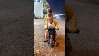 Em chơi xe trước sân shosts shortvideo giadinh cute cutebaby funny funnyshorts trending [upl. by Eissahc]