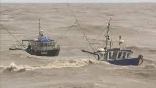 Video increible 2 barcos de pesca en mares extremadamente agitados [upl. by Nylkoorb]