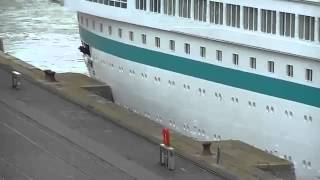 Kreuzfahrtschiff Albatros Unfall in Bremerhaven [upl. by Idissak]