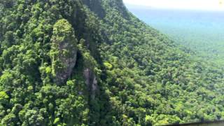 On a survolé la Terre  le plateau des Guyanes [upl. by Timothea]