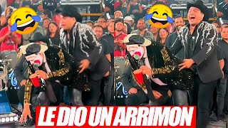 Brincos Dieras Le Hace Una BROMA a Julión Álvarez En Pleno Concierto 😂 [upl. by Aittam490]