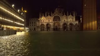 Maltempo alta marea eccezionale a Venezia suonano le sirene nella città lagunare [upl. by Gaile]