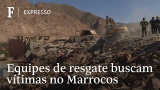 Equipes de resgate procuram vítimas em cidade devastada no Marrocos [upl. by Lenna]