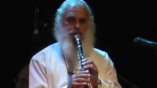 Klezmer clarinetist Moussa Berlin plays Kale Bazetsn camera1 [upl. by Ihsakat]