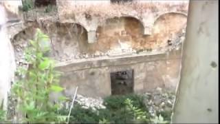 Una passeggiata tra i Sassi di Matera ossa umane tra le rovine [upl. by Soracco]