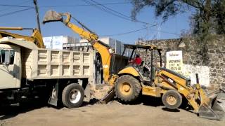 excavadora y retroexcavadora cargando camion volteo [upl. by Pip]