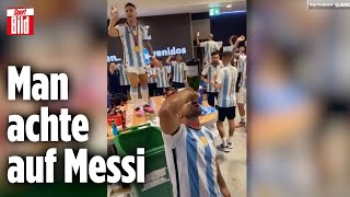 WM 2022 Argentinien feiert wilde KabinenParty mit Messi und Co [upl. by Anerys]