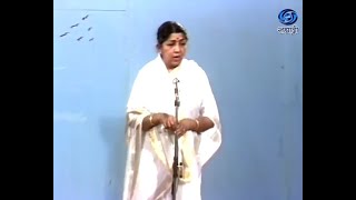 Vaishnav Jan To Tene Kahiye Je  Lata Mangeshkar Live [upl. by Ebonee]