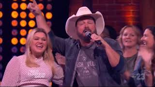 Garth Brooks amp Kelly Clarkson sing quotAint Going Down Til The Sun Comes Upquot Live Concert Performance [upl. by Valida168]