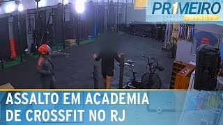 Personal trainer é roubado dentro de academia de crossfit no Rio  Primeiro Impacto 260724 [upl. by Llenra77]