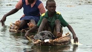 Schüler in Kenia paddeln an Krokodilen vorbei zur Schule [upl. by Bickart397]