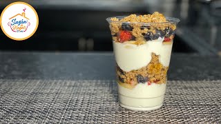 YOGURT PARFAIT  Yogurt con Granola y Frutas de Bosque [upl. by Calore338]