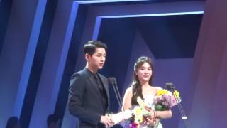 20160603 Fancam Song Joong Ki and Song Hye Kyo receiving 2nd award [upl. by Nulubez]