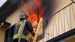 Pompieri in azione su incendio appartamento  salvataggio  VVF in sirena vigili del fuoco 2016 [upl. by Soisinoid]