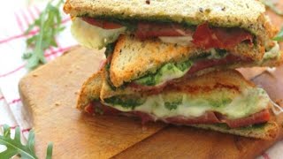 Recette  Croquemonsieur au four au jambon de parme mozzarella et pesto de roquette [upl. by Naliorf]