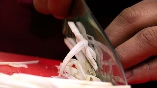 Tailler un céleri boule en Julienne [upl. by Mauchi]