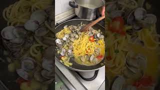 Pasta patate e vongole 😋🇮🇹 italianspaghetti italiancuisine cooking spaghettipastarecipe [upl. by Imoen]