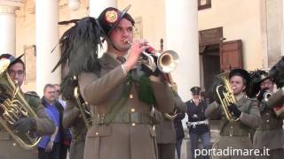 Un due tre arrivano i bersaglie La fanfara dei bersaglieri in piazza Salandra a Nardò LE [upl. by Annairt406]