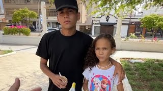 Millonario le Regaló un paraguas lleno de dinero a esta pequeña y su hermano [upl. by Rabi588]