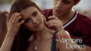 Diários De Um Vampiro 1x3 Stefan Da Um Colar A Elena Dublado HD [upl. by Jacki]