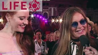 Barbara Meier amp Eva Cavalli auf dem Life Ball 2017  Magenta Carpet [upl. by Siblee]