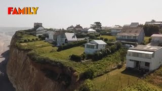 Le village au bord du gouffre  quand la mer dévore les terres [upl. by Ahsetel854]