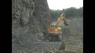 Bagger Extrem Wegebau am Steinbruch  Eigenen Schotter machen [upl. by Lehar306]