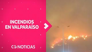 INCENDIO EN VALPARAÍSO Reportan al menos 10 fallecidos y más de mil casas quemadas  CHV Noticias [upl. by Dnob]