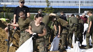 Polen entsendet mehr als 14000 Soldaten in Hochwassergebiete [upl. by Garling]