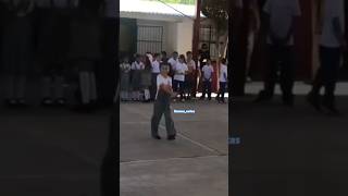 Niños graduandose muy alegres y bailando music andobienarreglado [upl. by Mcmaster]