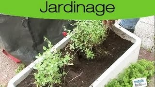 Jardin  Désherber une jardinière et replanter des végétaux [upl. by Godden]