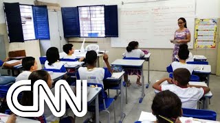 Reajuste salarial dos professores valoriza o ensino básico diz especialista   CNN DOMINGO [upl. by Ellimac53]