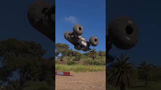 Las Piruetas más Extremas en Monster Trucks shorts shortvideo automobile [upl. by Hapte]