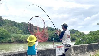 息子と釣り行ったら巨大魚がかかったww【沖縄釣り okinawa fishing】 [upl. by Ivy763]