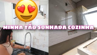 MINHA COZINHA QUASE FINALIZADA  COLOCARAM AS PORTAS DOS ARMÁRIOS 😍 UM SONHO  CHUVEIRO INSTALDO [upl. by Ahseined]