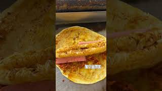 镶在煎饼果子里的东北烤冷面，你们想尝尝吗 街头美食 路边摊 美食测评 chinastreetfood streetfood chinafood shorts [upl. by Yttam503]