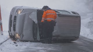 Ganterschwil SG Auto rutscht im Schnee von der Strasse [upl. by Eidaj]