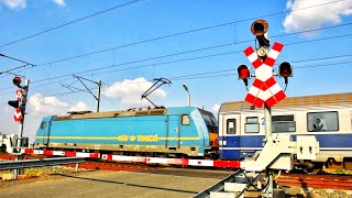 Romanian railroad crossing  Trecere de cale ferată în Romania [upl. by Tnomed]