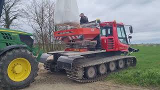 Epandage engrais avec chenillette pistenbully PB300 et Kuhn Axis 402 [upl. by Westberg527]