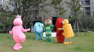 Yo Gabba Gabba Mascots Show Foofa Mascot Brobee Mascot Muno Mascot Toodee Mascot Plex Mascot [upl. by Sewellyn]