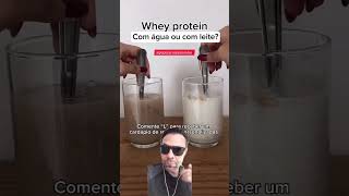 COMO TOMAR WHEY PROTEIN COM ÁGUA OU LEITE QUAL O MELHOR musculação academia wheyprotein fit [upl. by Corina]