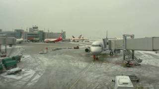 Schnee am Flughafen Düsseldorf  Wintereinbruch weißer Flughafen und Flugausfälle [upl. by Nalahs]