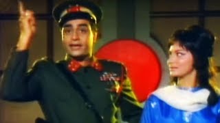 Rajendra Kumar amp Mehmood help Waheeda Rehman  Shatranj  Action Scene [upl. by Pablo]