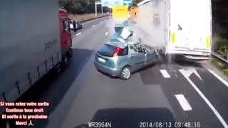 Spectaculaire accident d’un poid lourd avec une voiture en autoroute [upl. by Trilbi931]