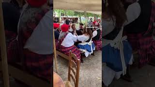 Le chant de foulage ou waulking song au festival écossais 1782 Saint Andiol 13670 [upl. by Chesney]