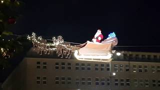 Hamburg Weihnachtsmarkt Rathaus fliegender Weihnachtsmann Dezember 2018 flying Santa [upl. by Amorete578]