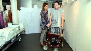 Opstaan en lopen met een rollator 244 [upl. by Gal]